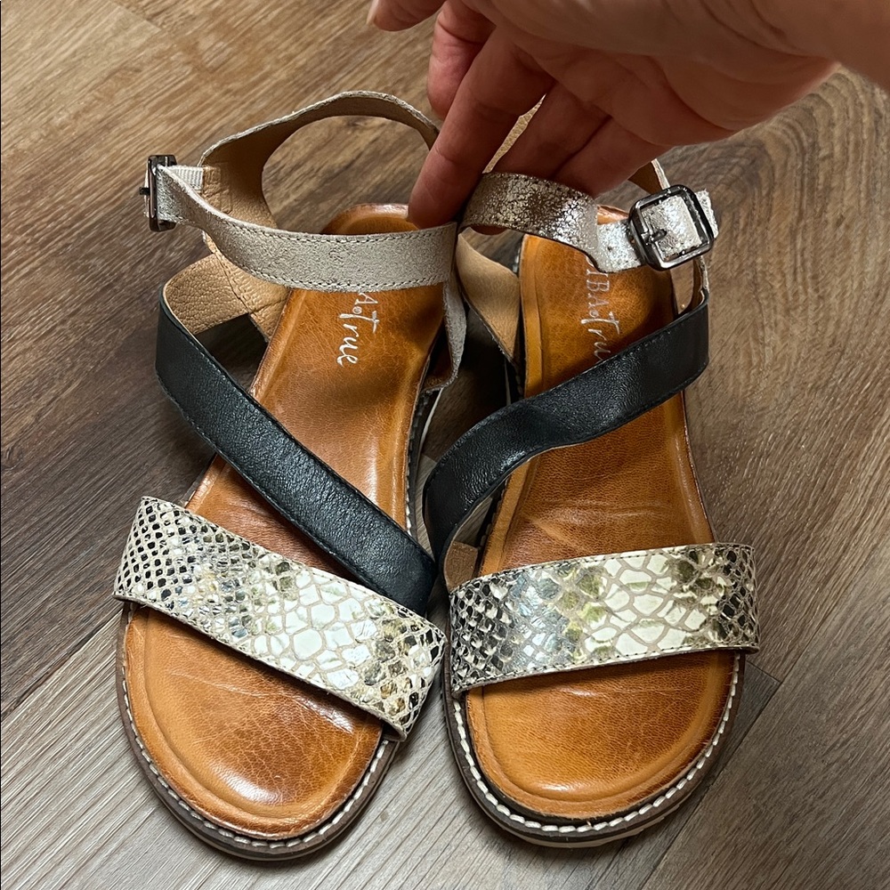 Dibs True Strappy Sandals in Black and Metallic - size 6